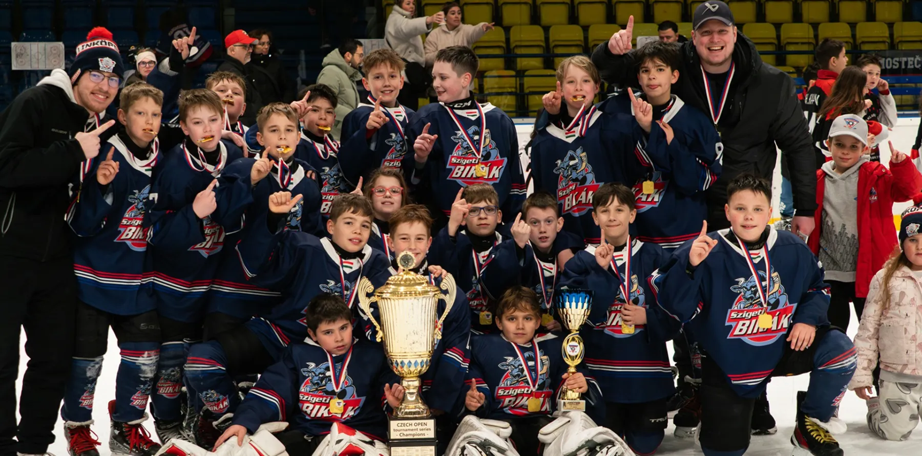 A Szigeti Bikák U12-es csapata a kupával